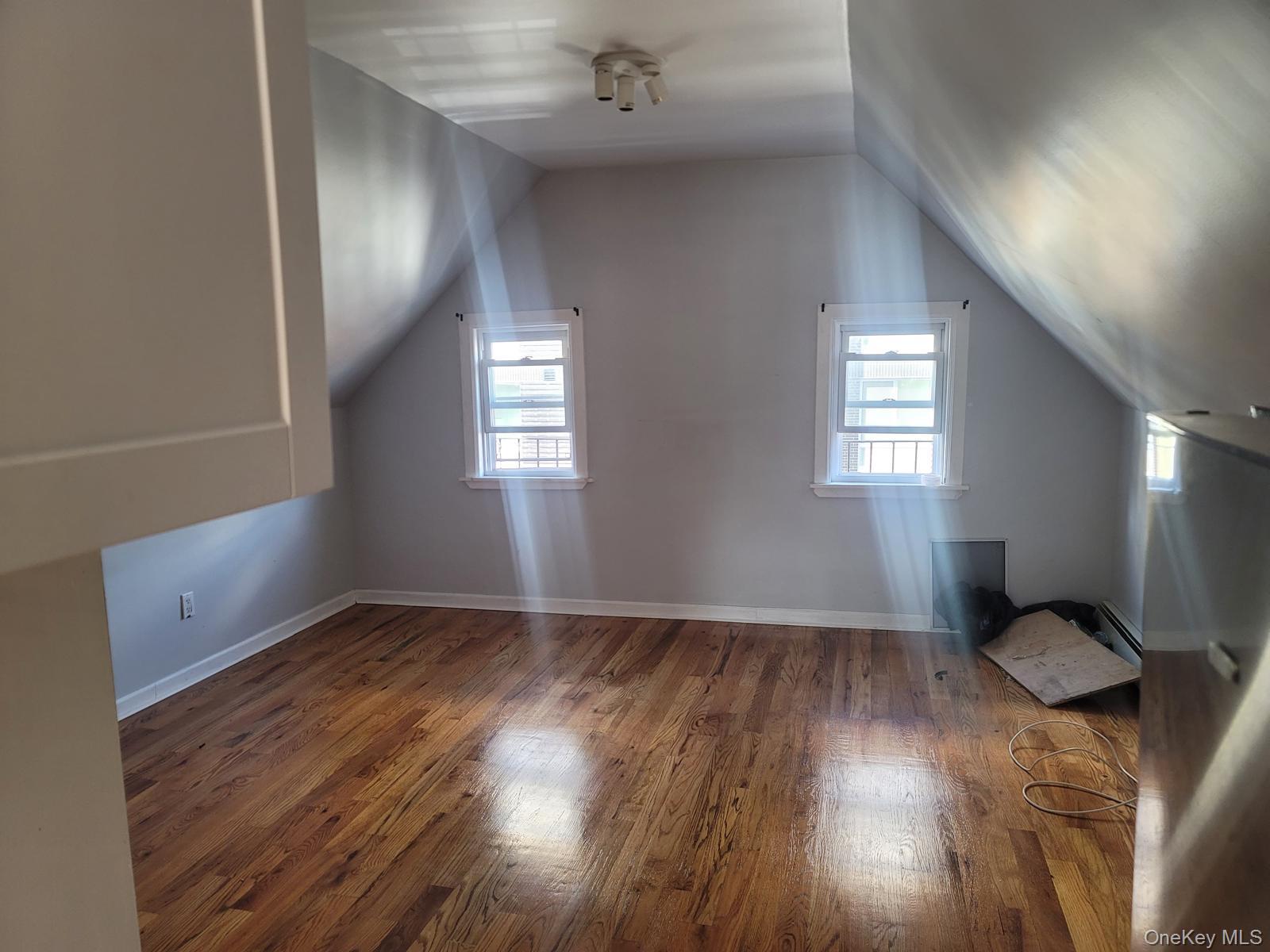 712 E 211th Street Property Photo 3