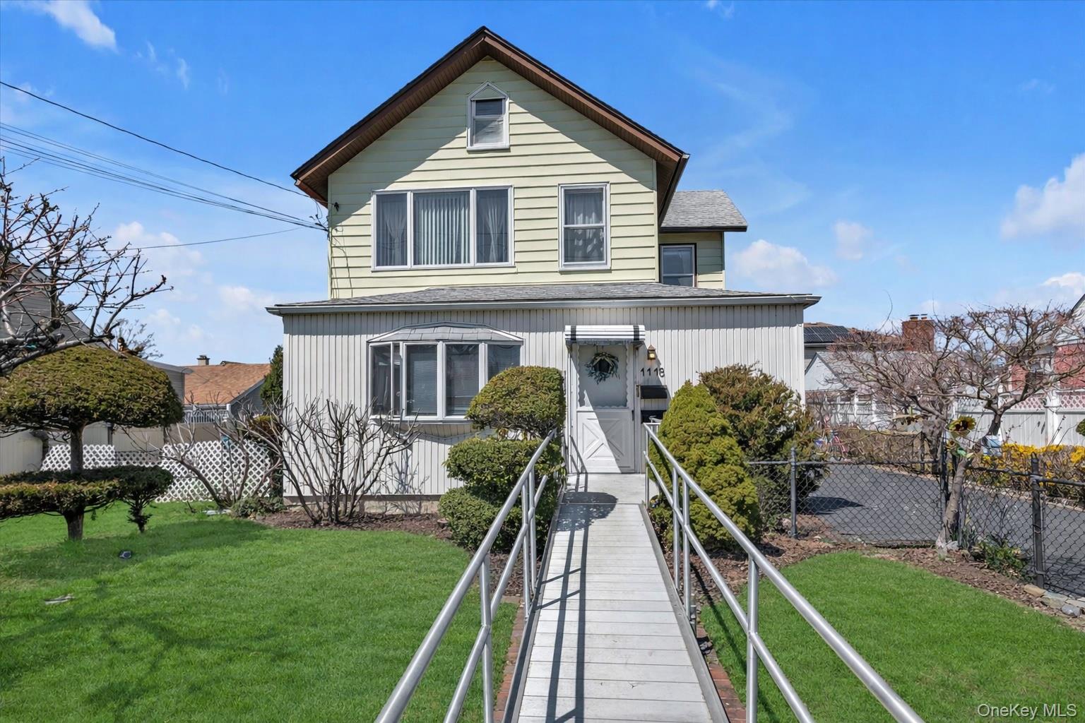 1118 W Broadway Property Photo 1