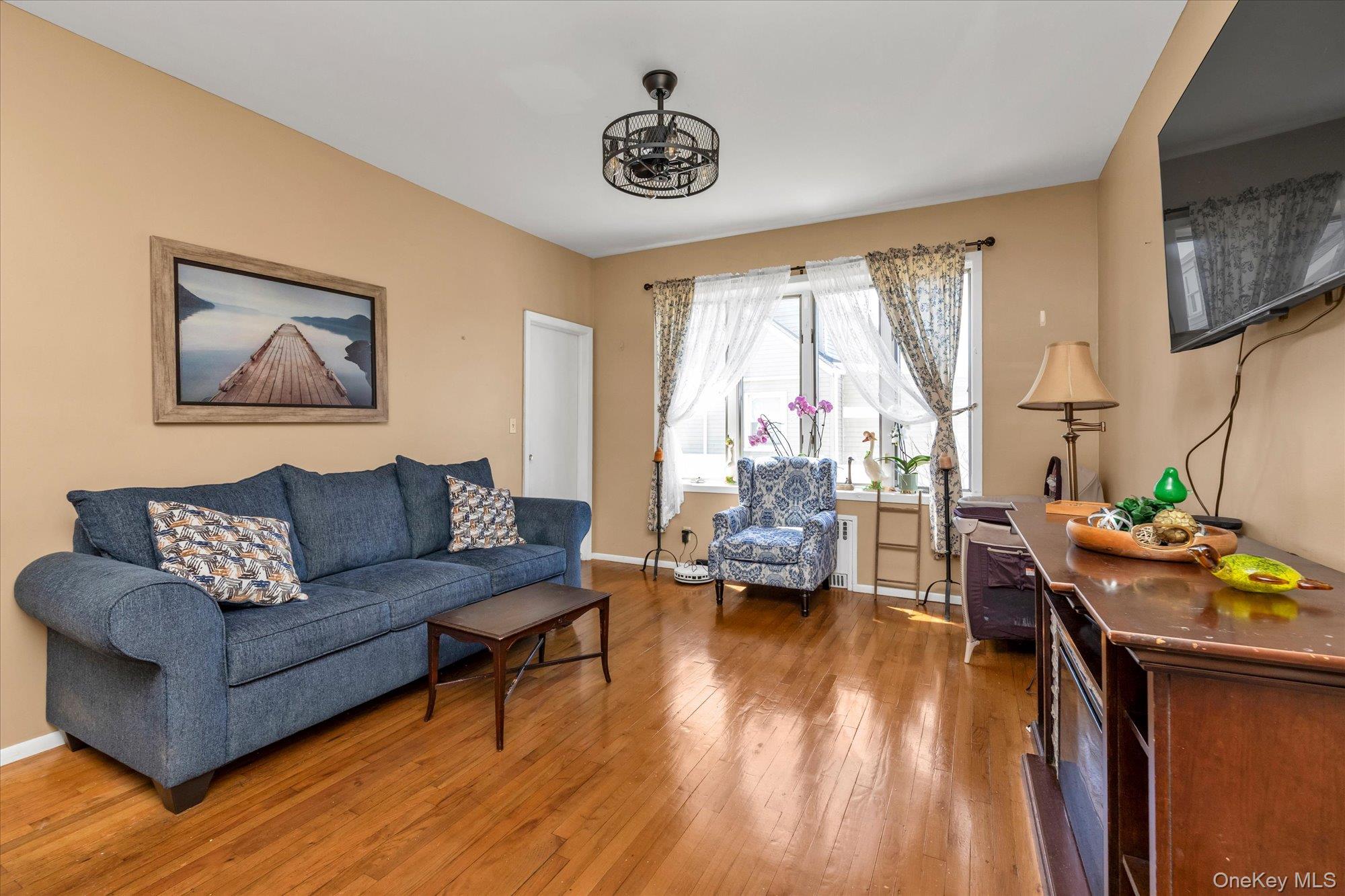 1118 W Broadway Property Photo 2