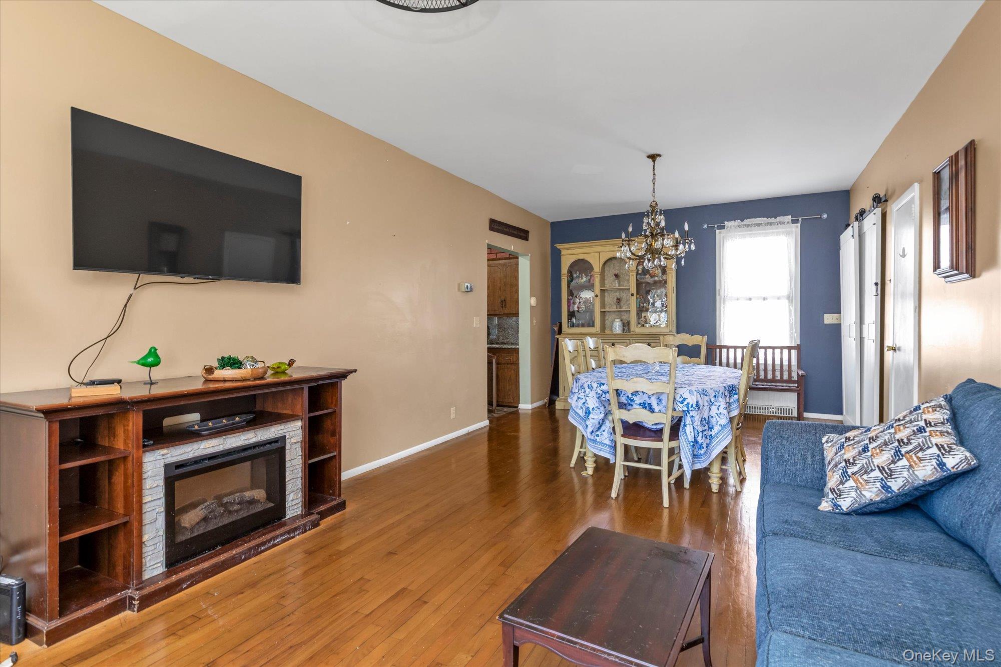 1118 W Broadway Property Photo 3