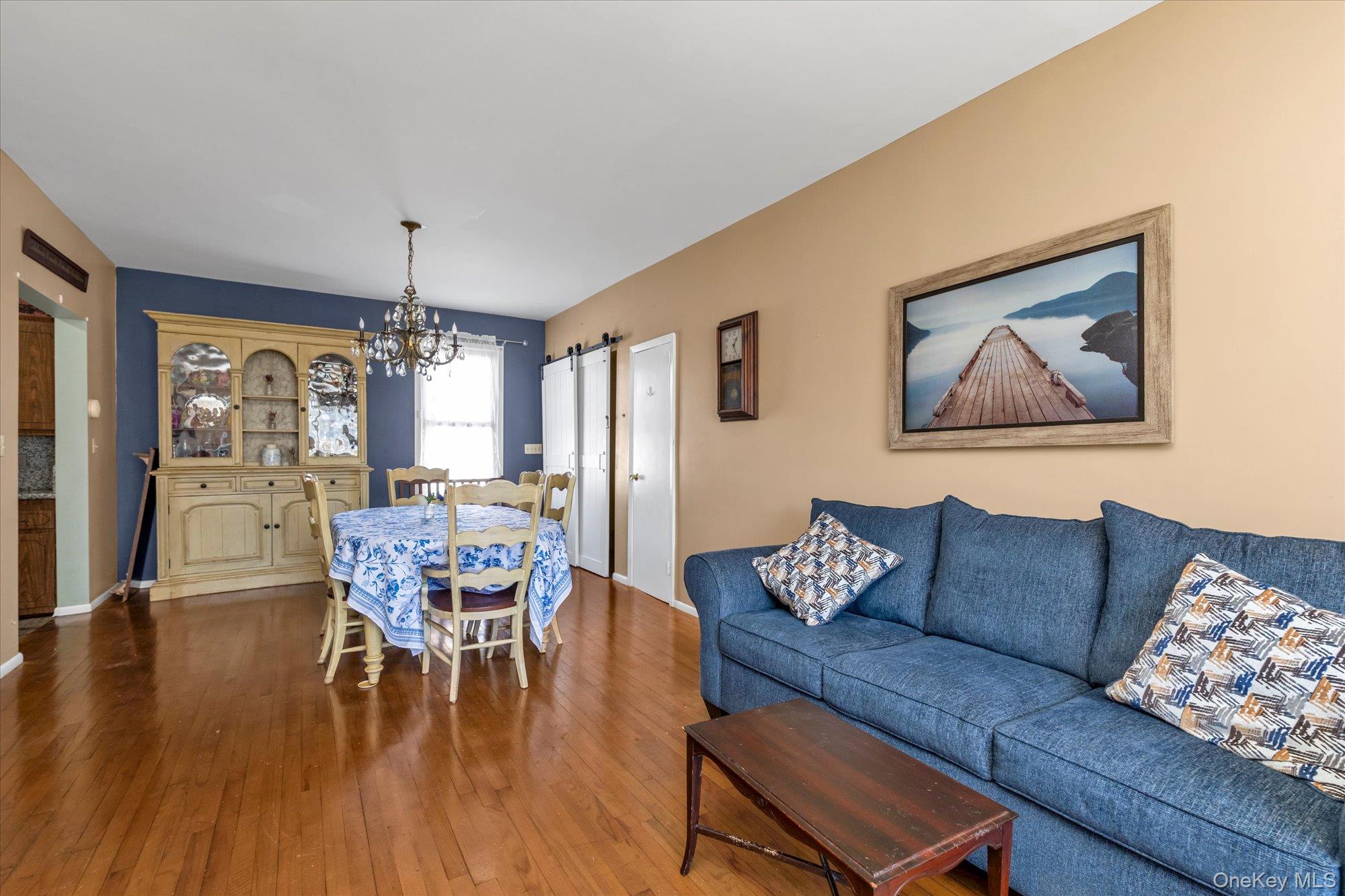 1118 W Broadway Property Photo 4