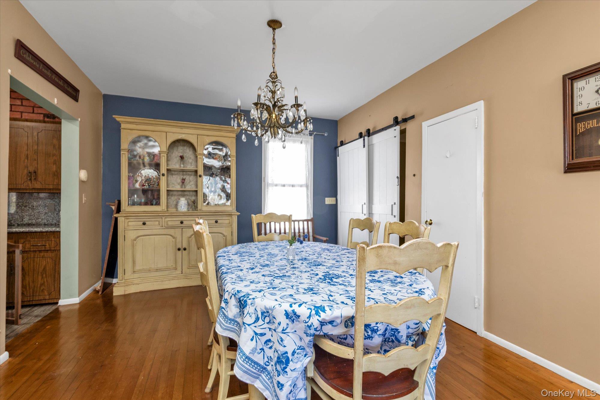 1118 W Broadway Property Photo 5