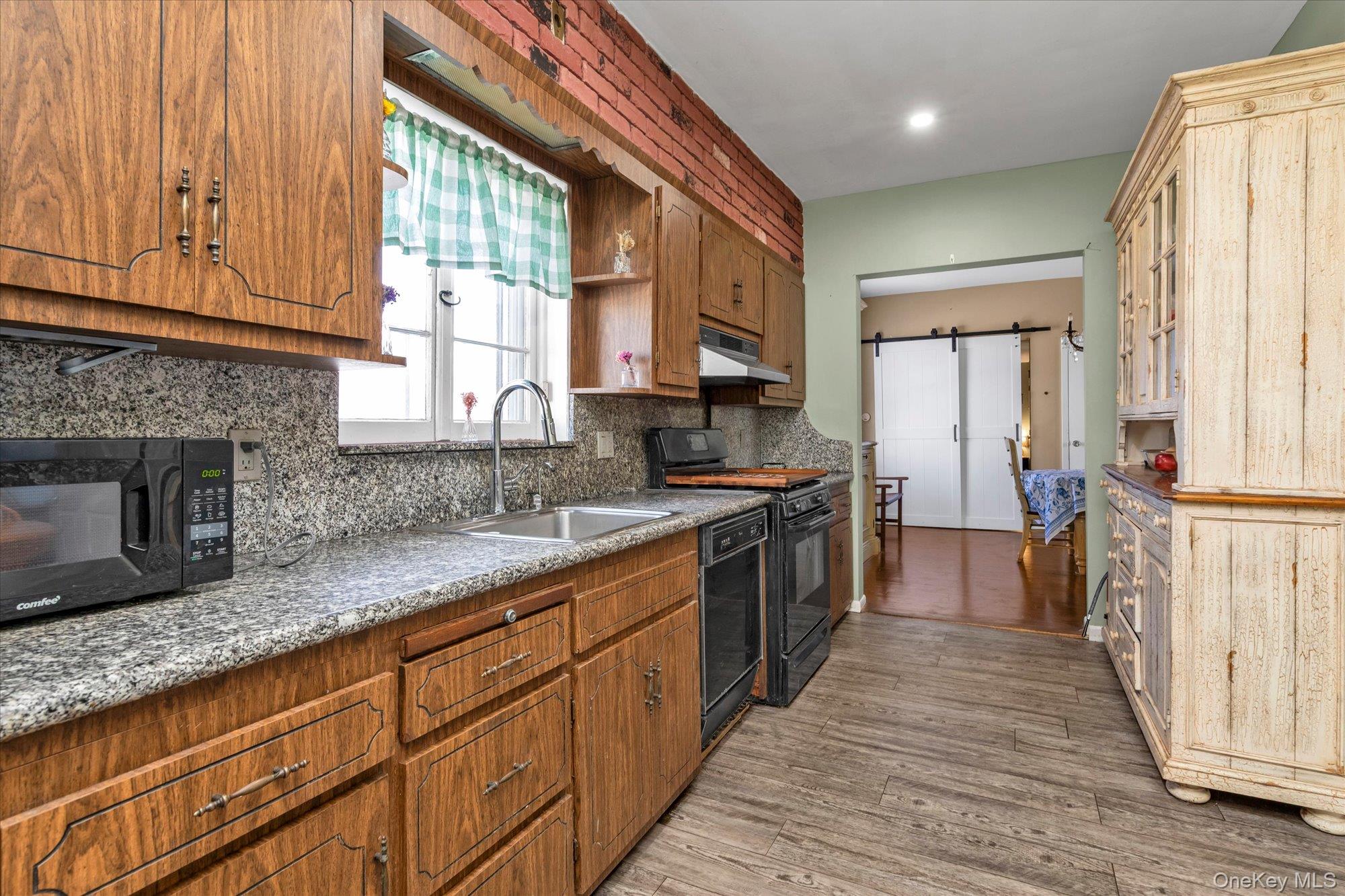 1118 W Broadway Property Photo 6