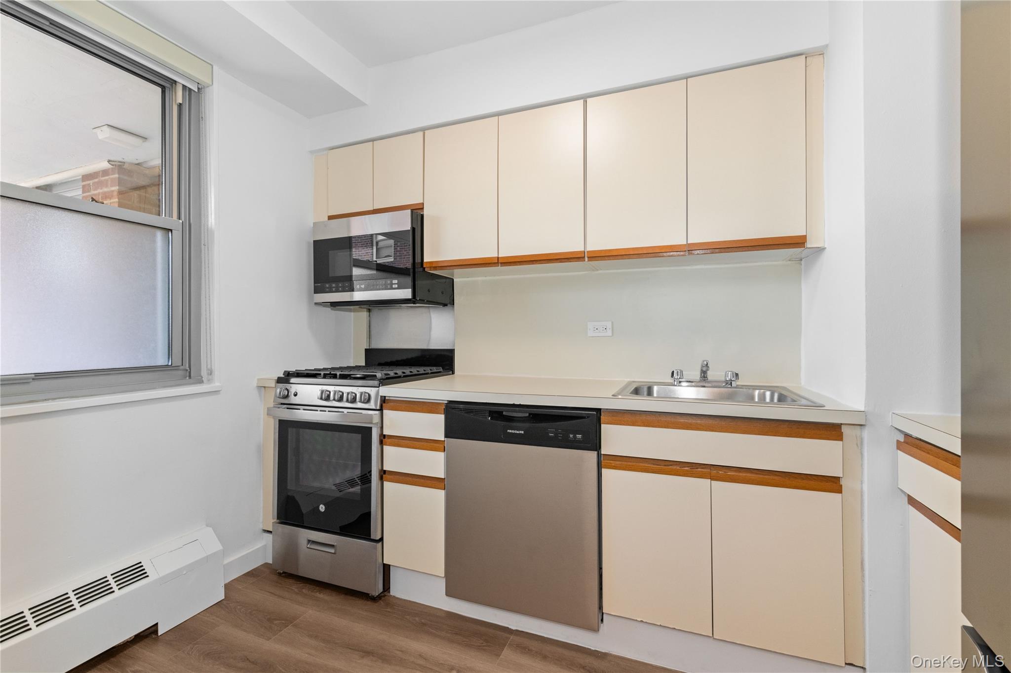 61-15 97 14e Property Photo 4