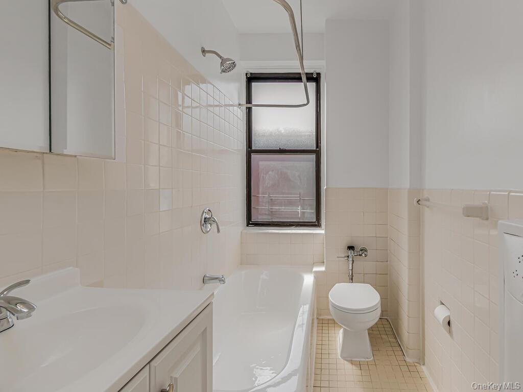 55 E 190 57 Property Photo 9