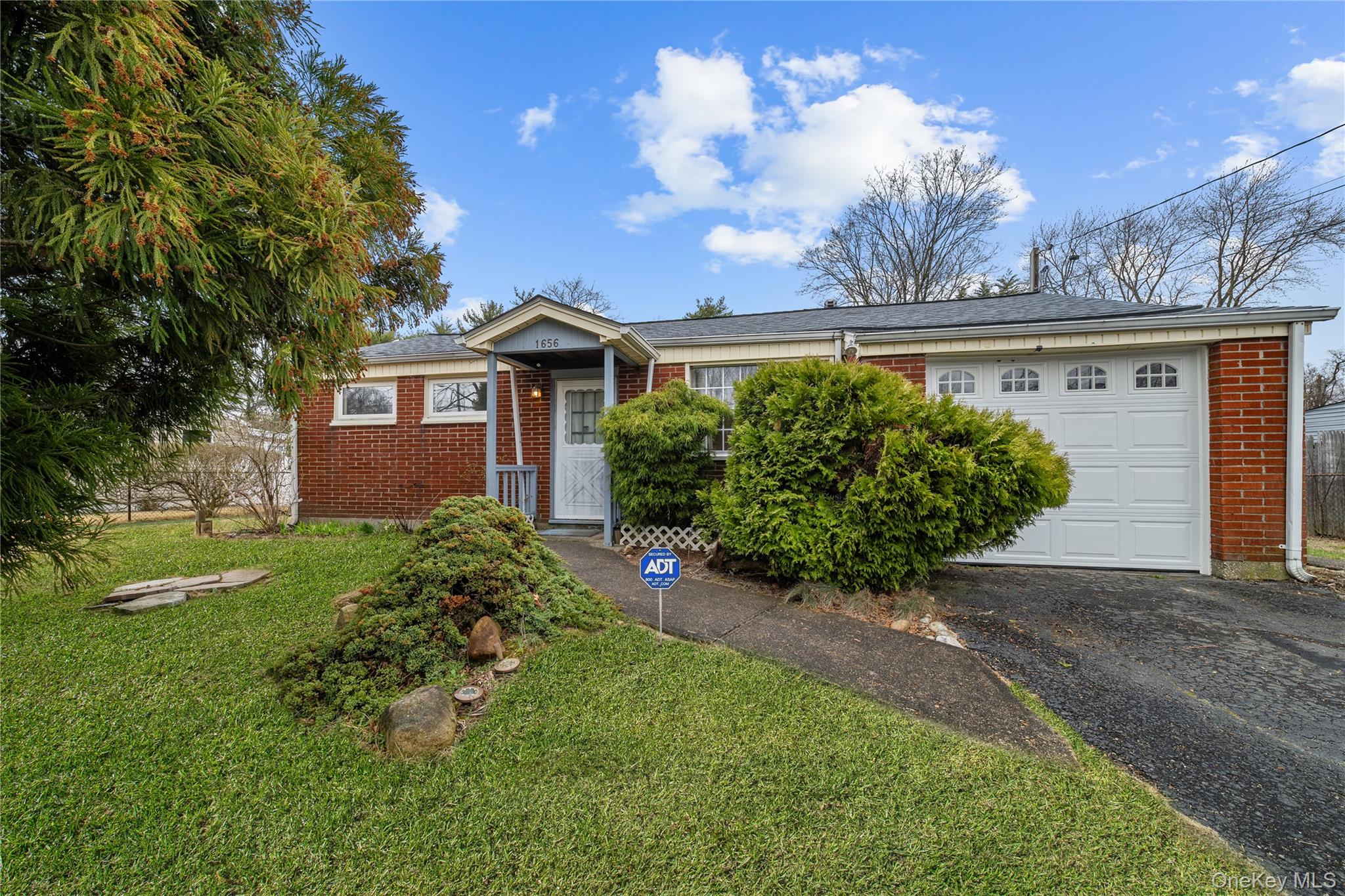 1656 N Gardiner Drive Property Photo 1