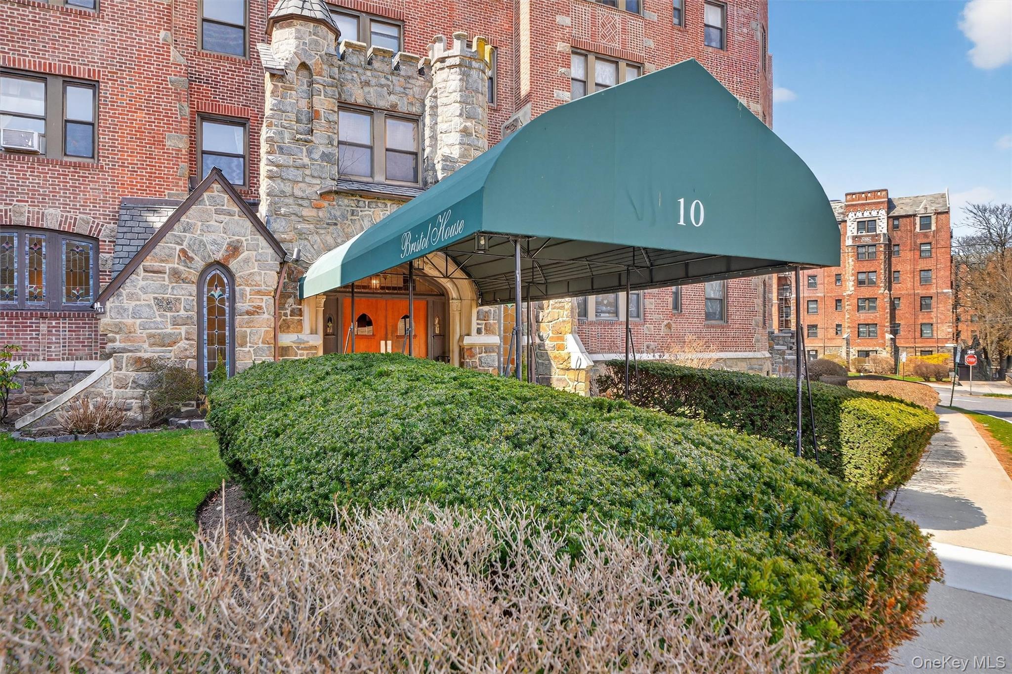 10 Nosband Avenue 1l Property Photo 3