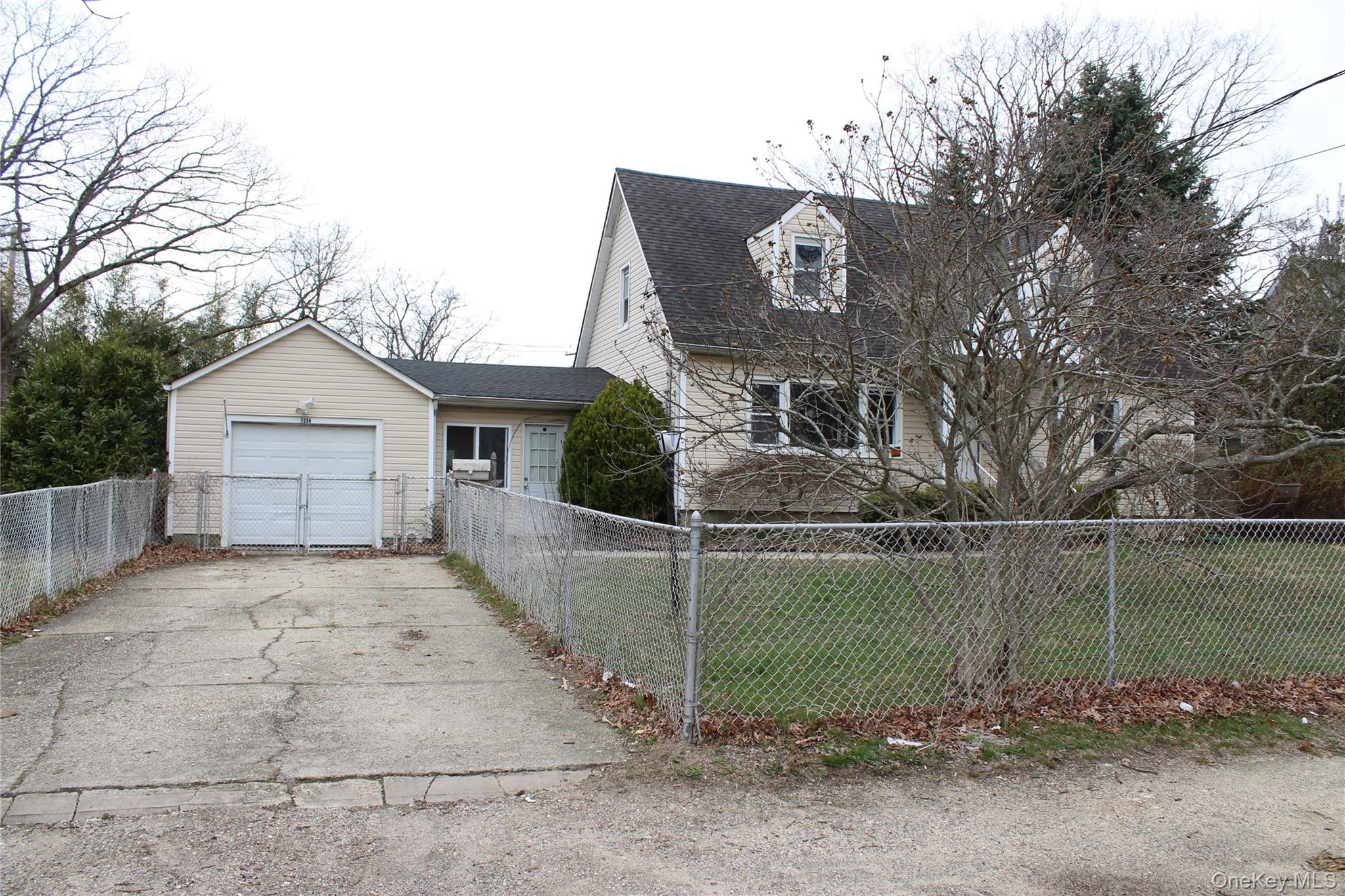 1354 Manor Lane Property Photo 3