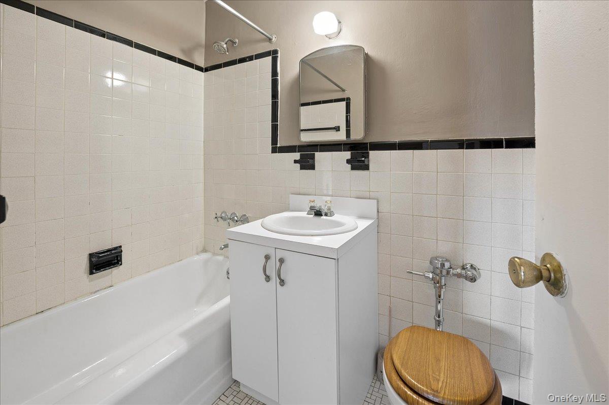 2 Sadore Lane 6m Property Photo 10