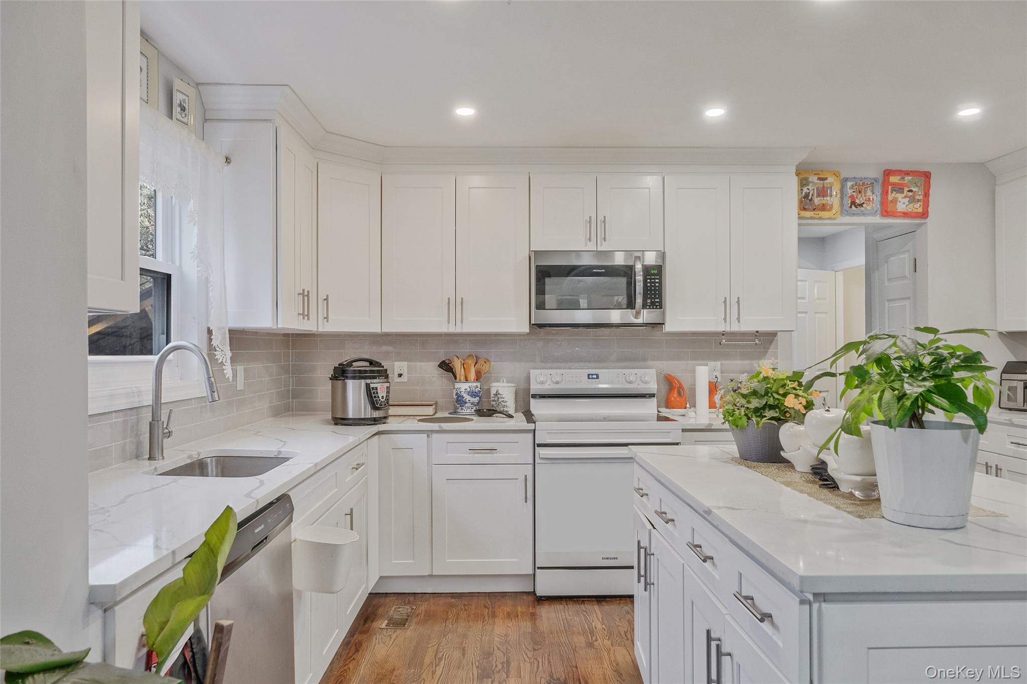 231 W Woodside Avenue Property Photo 8