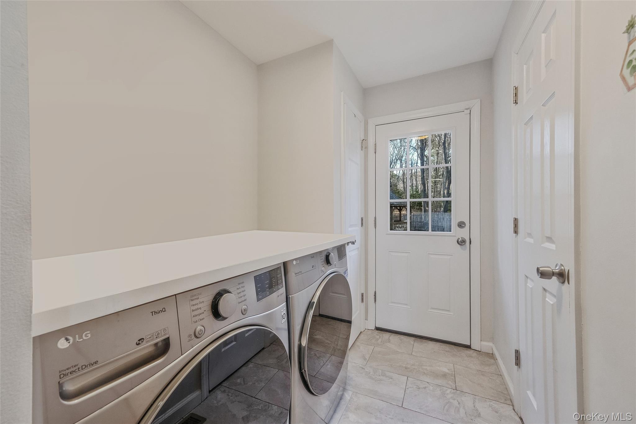 231 W Woodside Avenue Property Photo 9