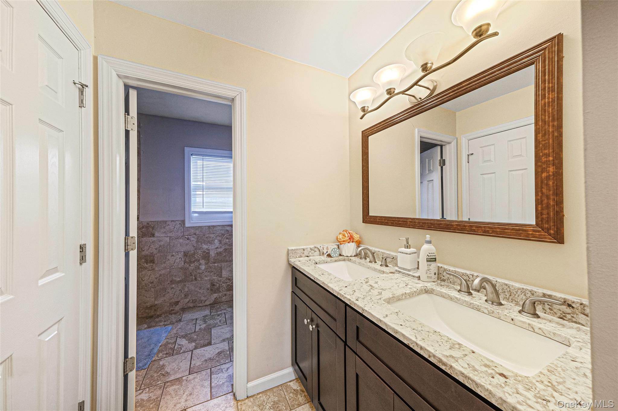 231 W Woodside Avenue Property Photo 15
