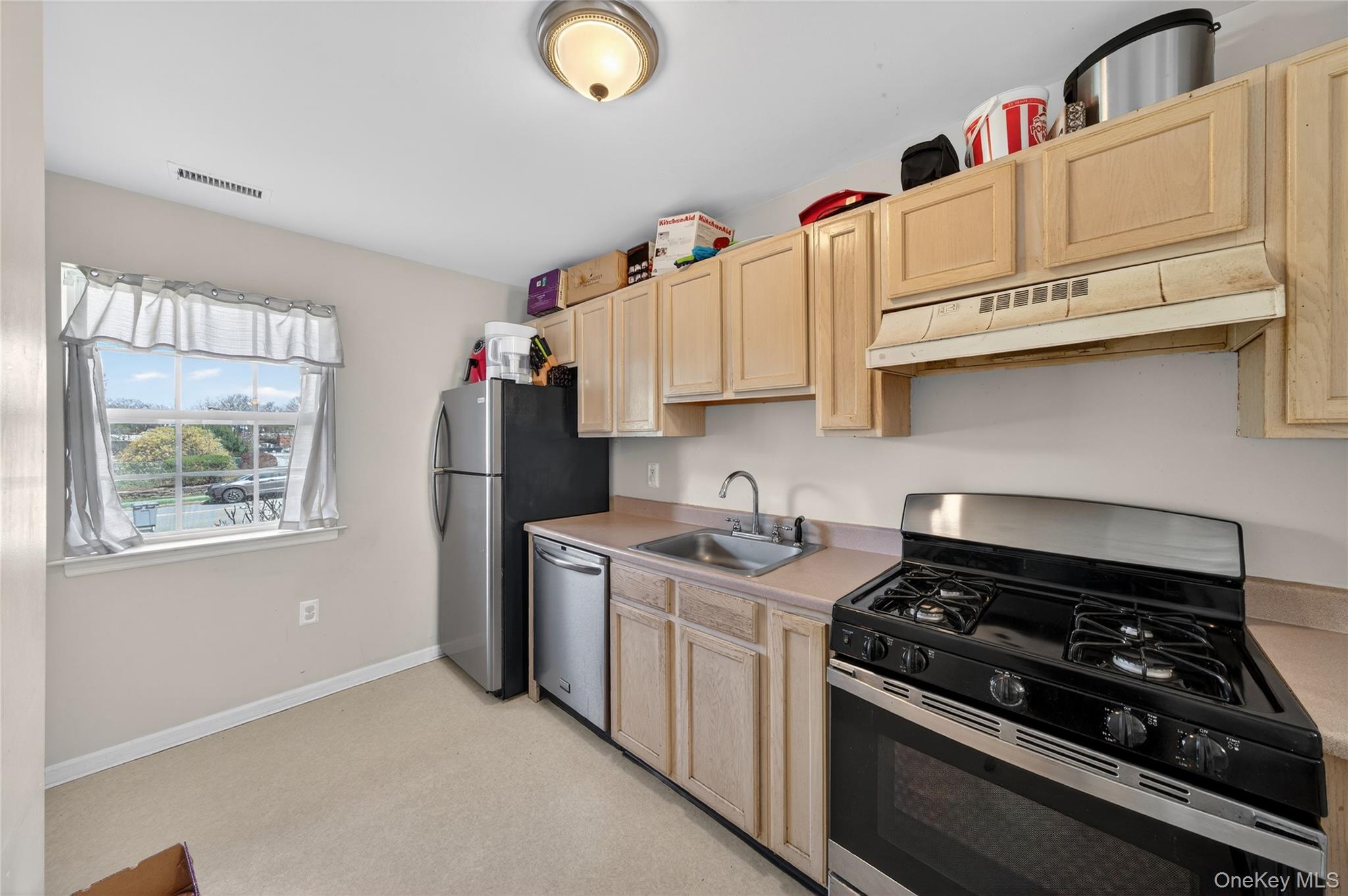 83 Lois Lane Property Photo 10