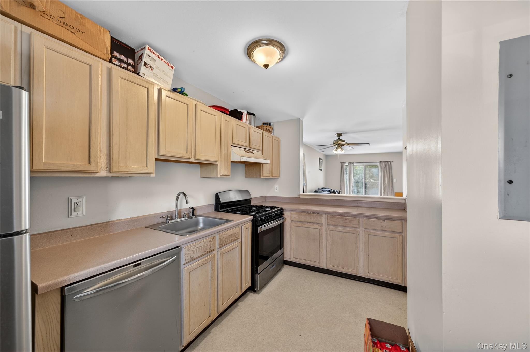 83 Lois Lane Property Photo 12