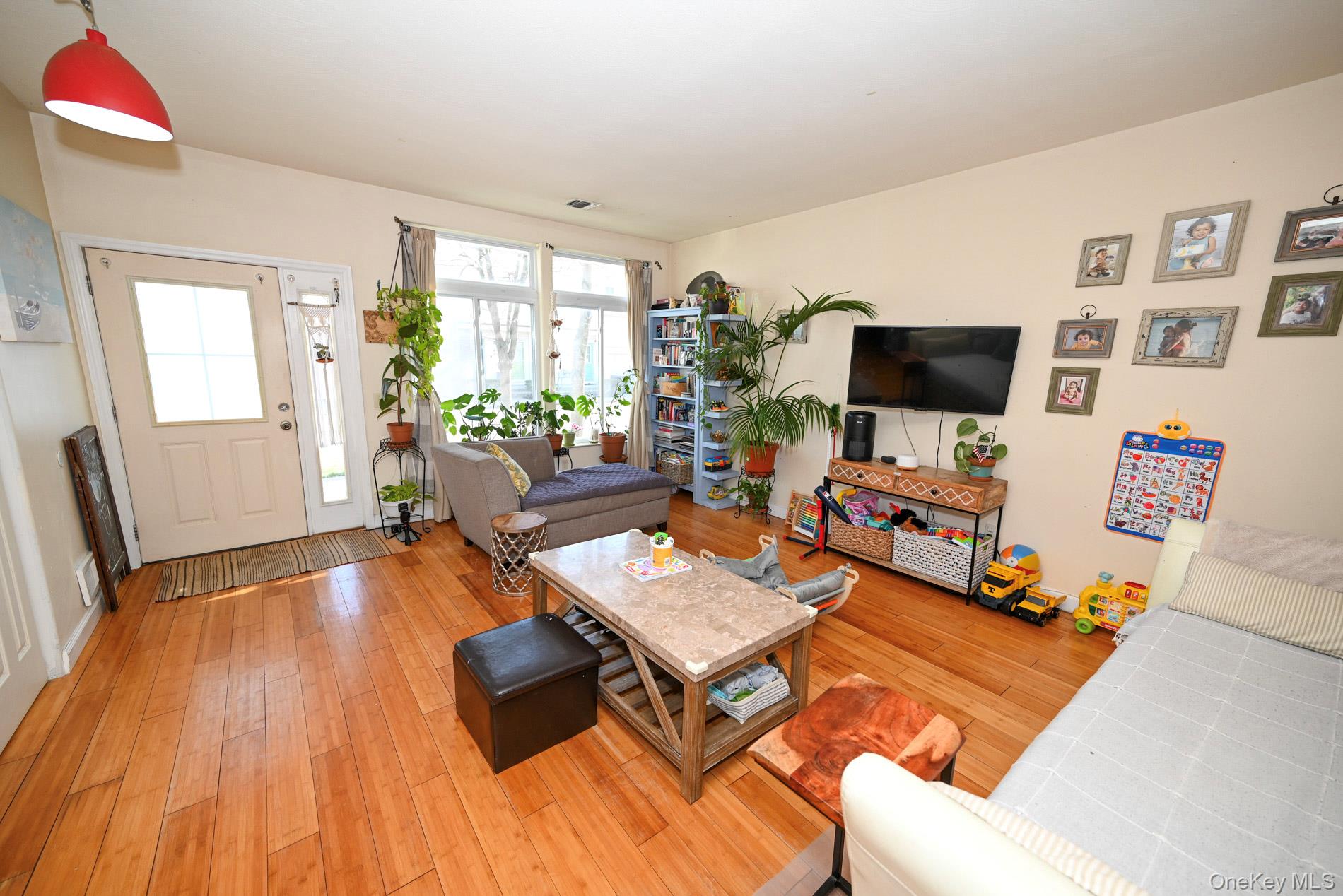 7704 Aquatic Drive Property Photo 4