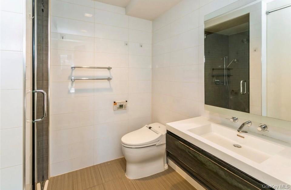 39-16 Prince Street 7e Property Photo 12