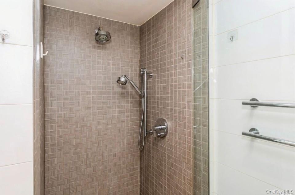 39-16 Prince Street 7e Property Photo 15