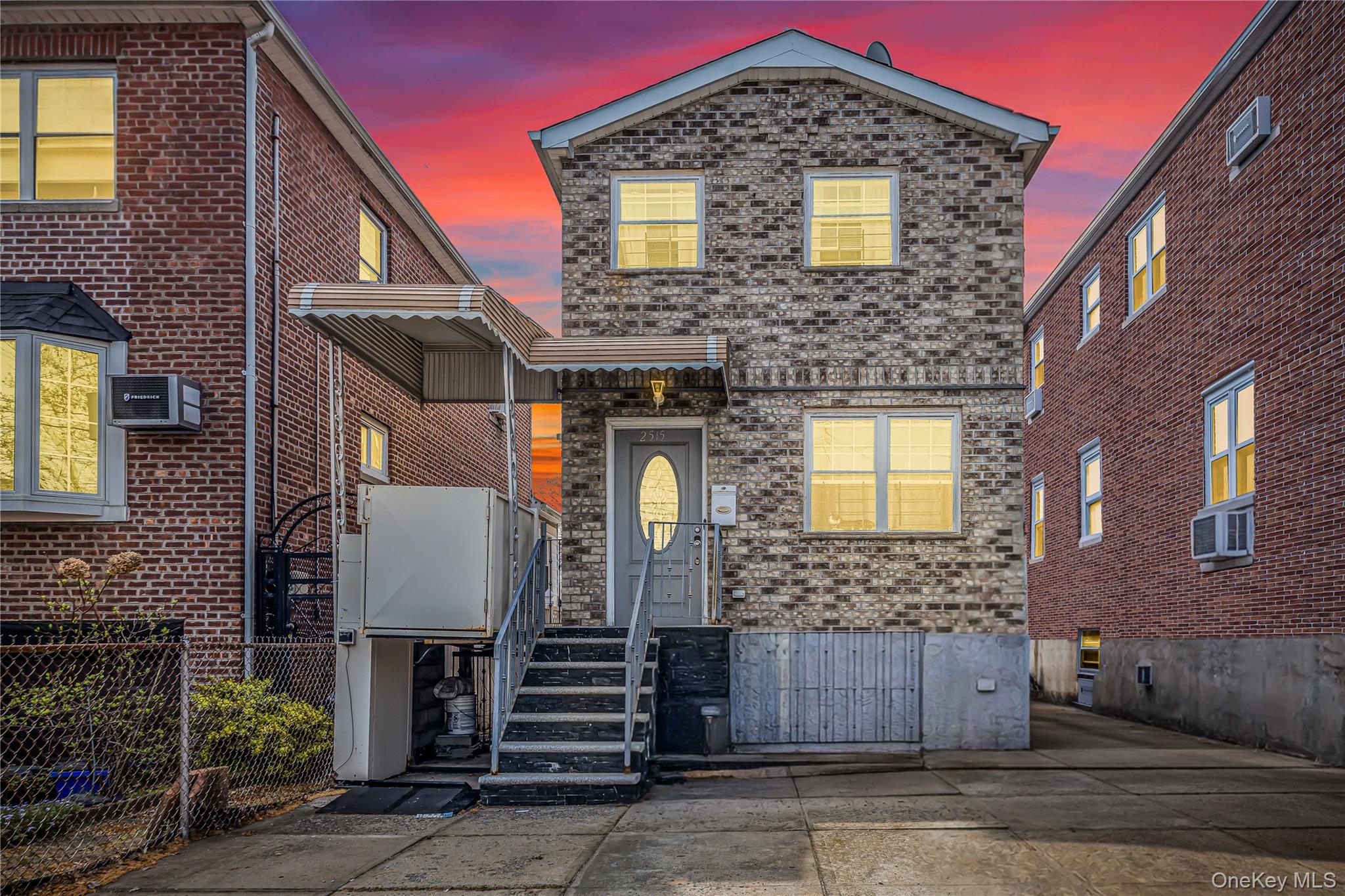 2515 Woodhull Avenue Property Photo 1