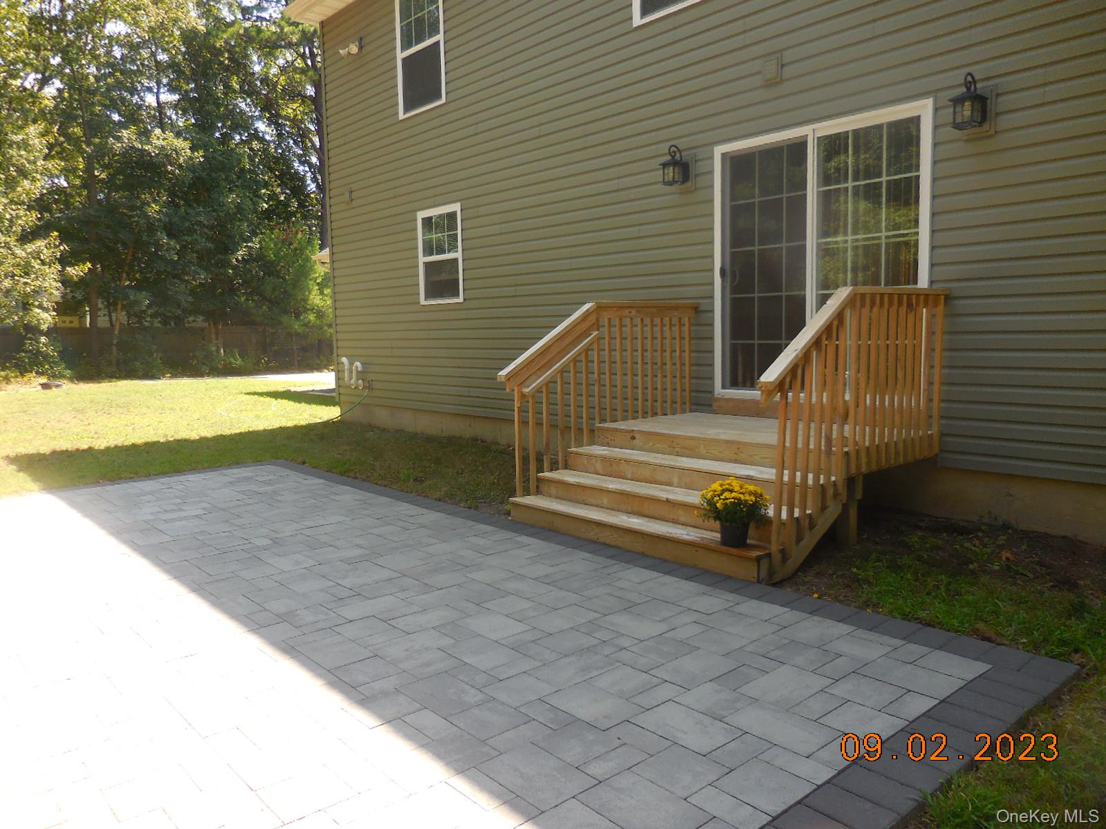 230 Expressway Drive Property Photo 6