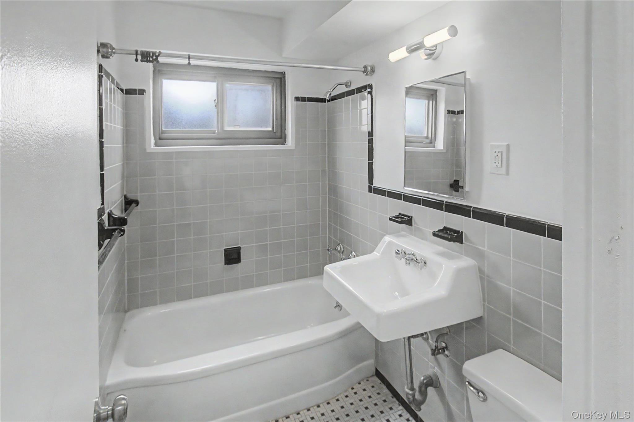 21-85 34th Ave 3b Property Photo 14
