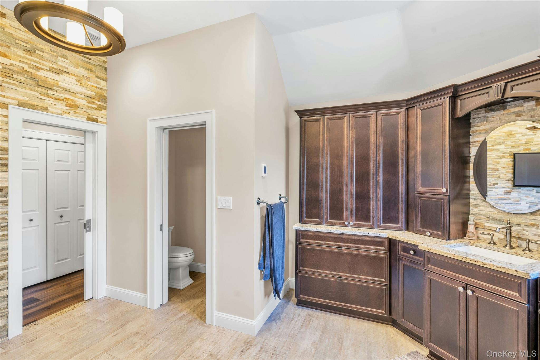 1 Kings Court Property Photo 30
