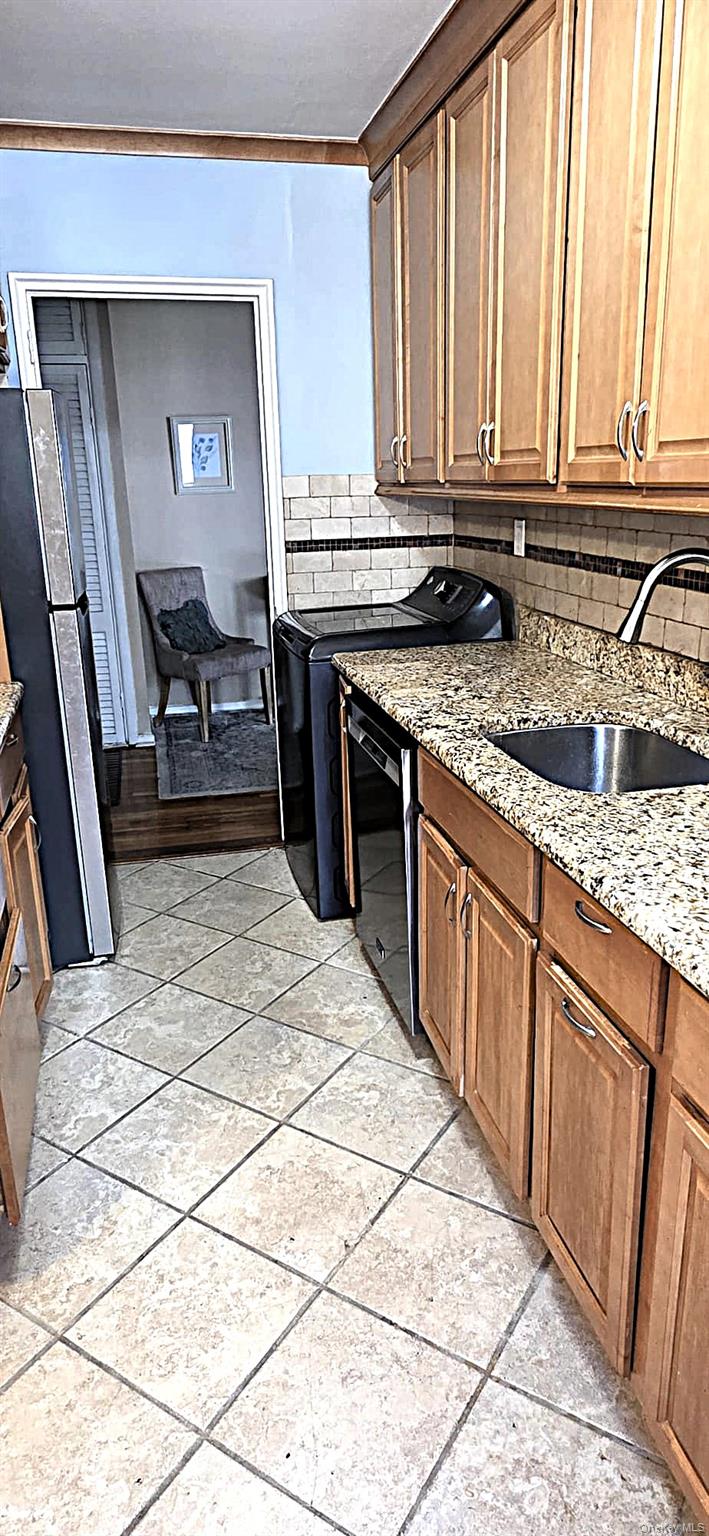 54 Lawrence Drive D Property Photo 14