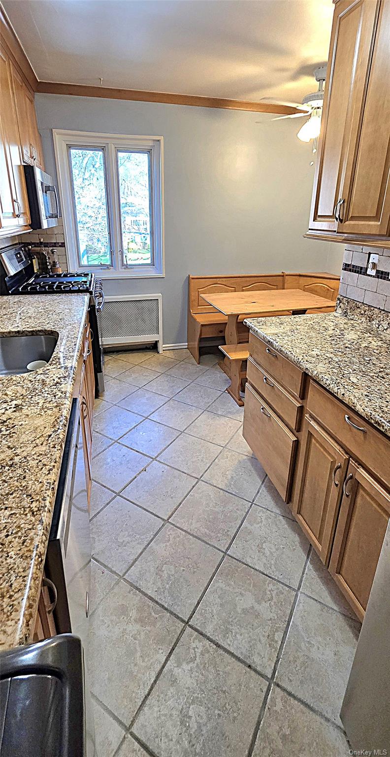 54 Lawrence Drive D Property Photo 15