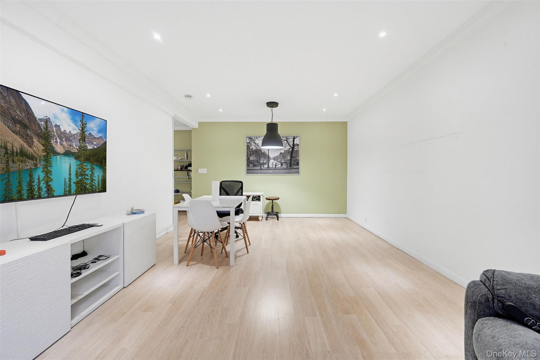 10 N Broadway 1k Property Photo 11