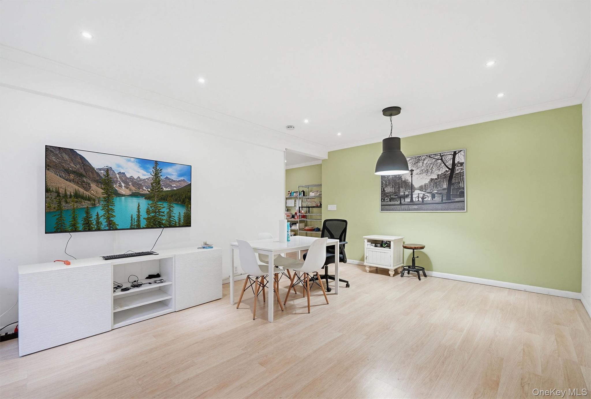10 N Broadway 1k Property Photo 12