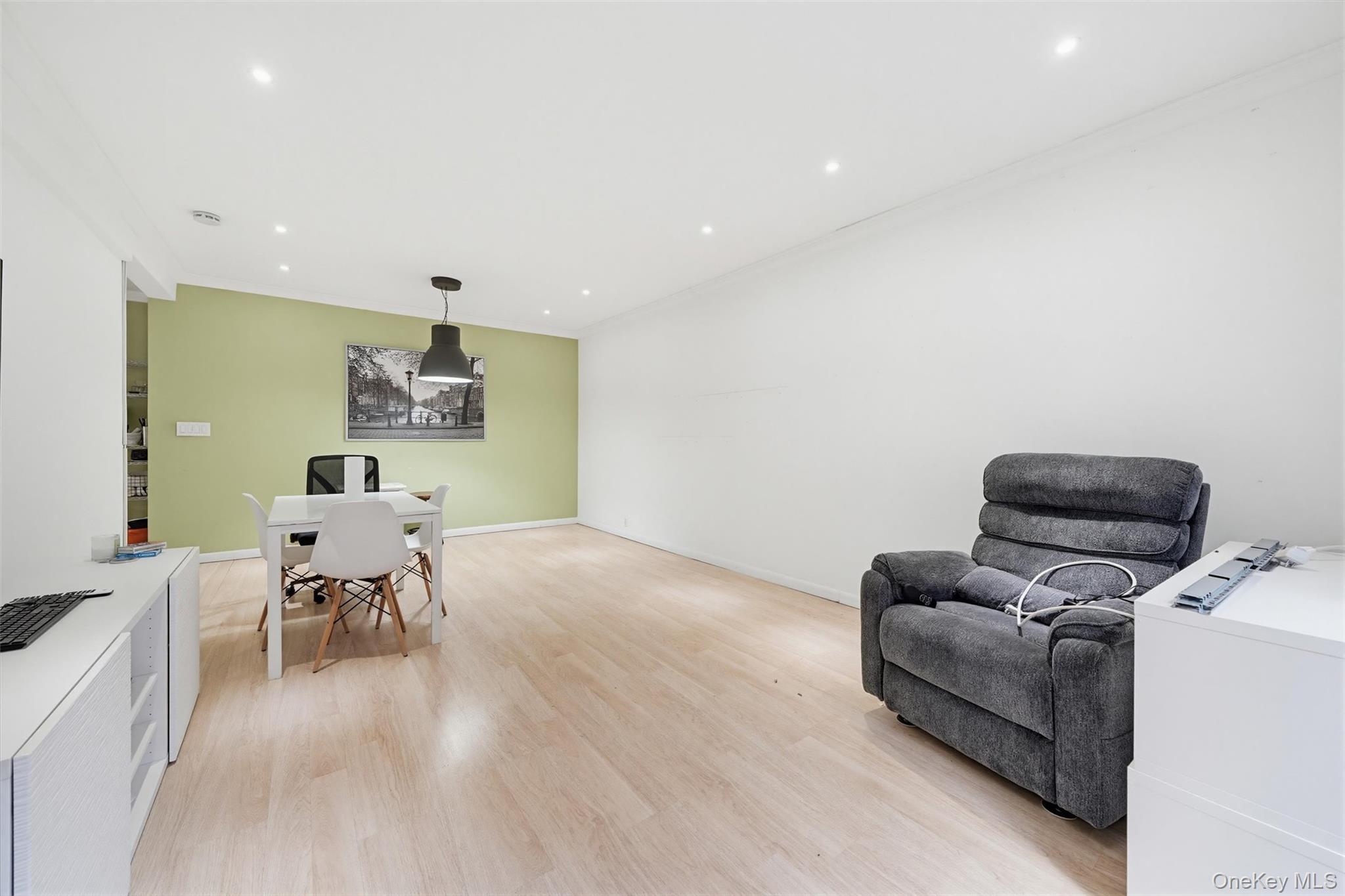 10 N Broadway 1k Property Photo 13