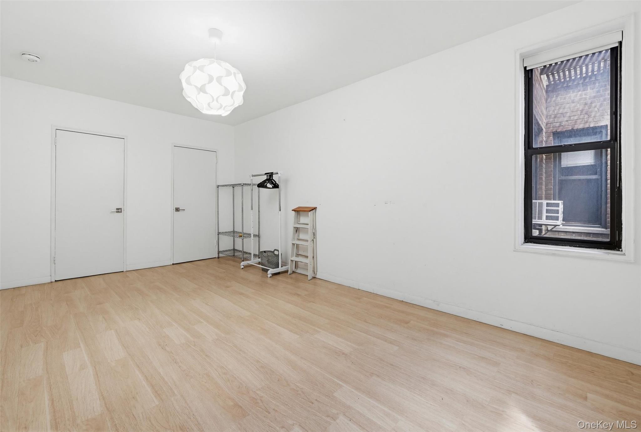 10 N Broadway 1k Property Photo 21