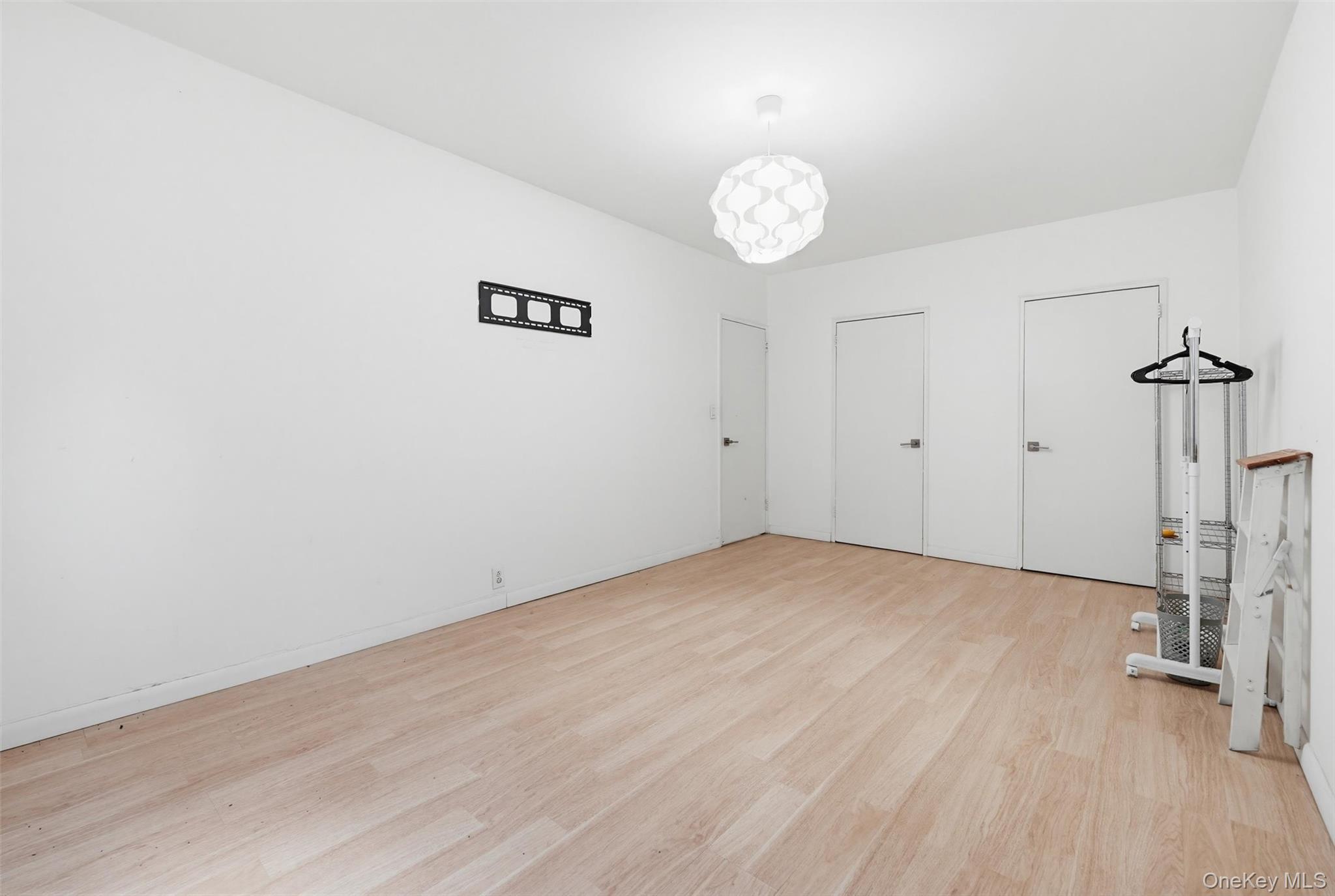 10 N Broadway 1k Property Photo 22