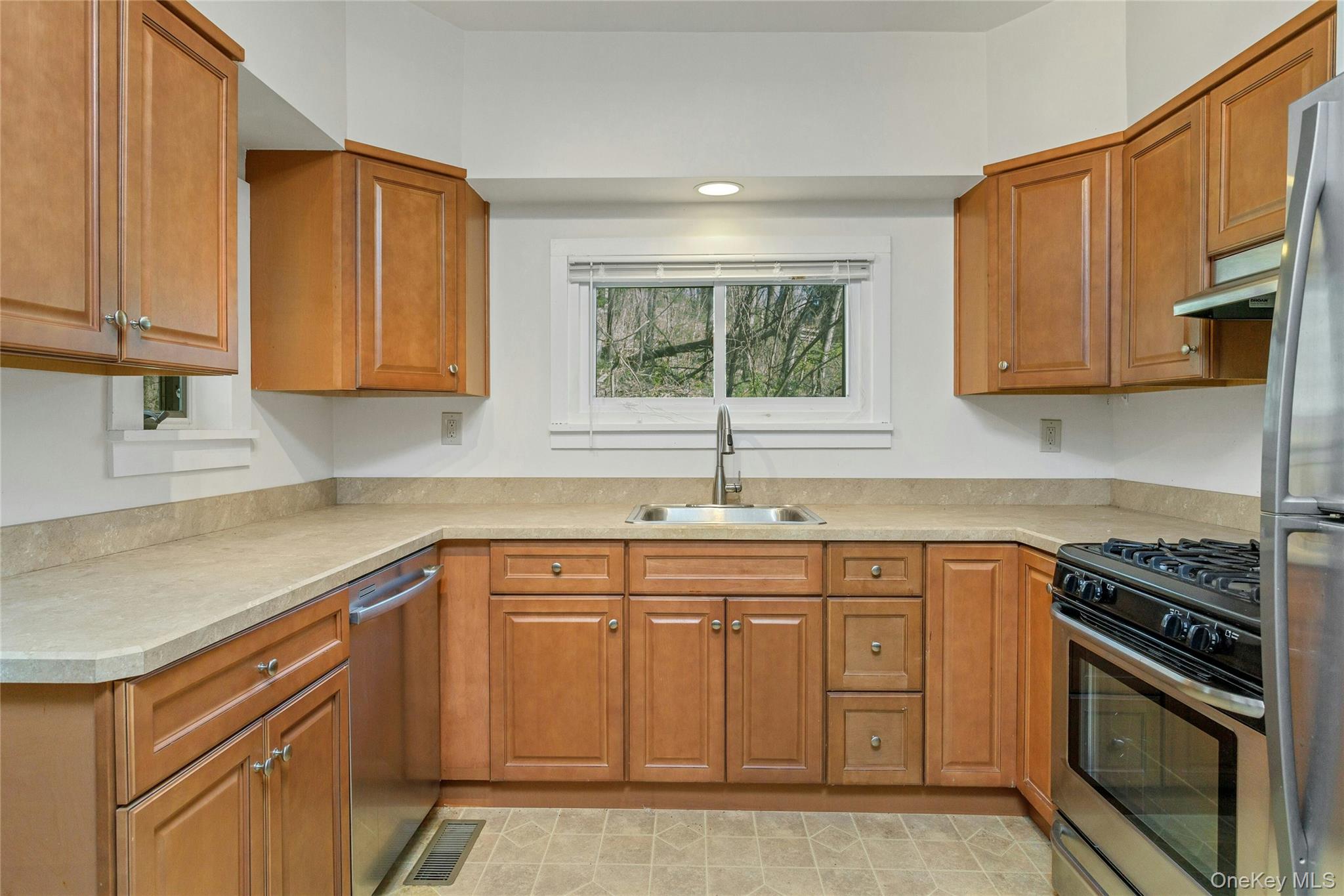 147 Stoneleigh Avenue Property Photo 12