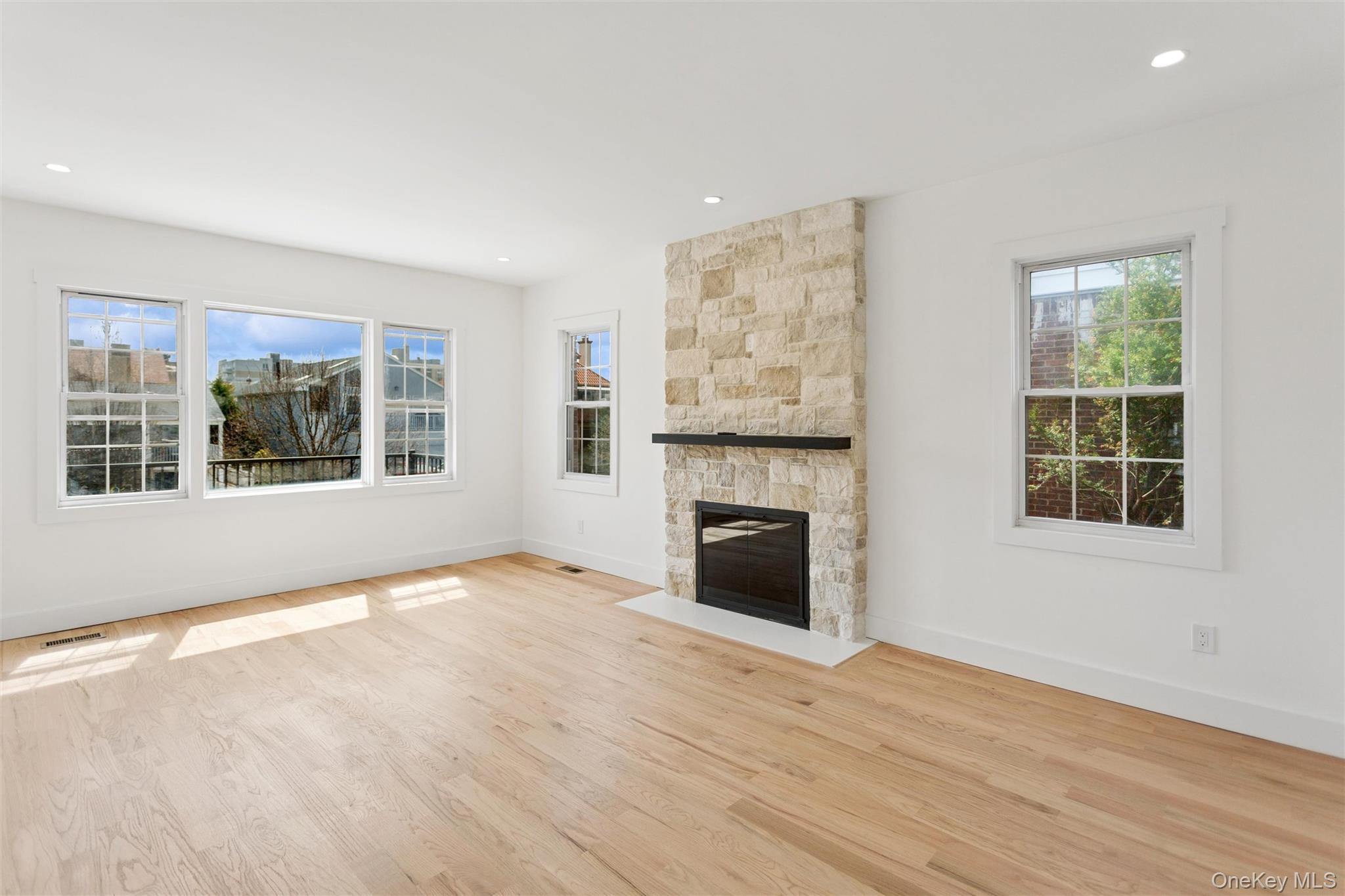 449 W Beech Street Property Photo 13