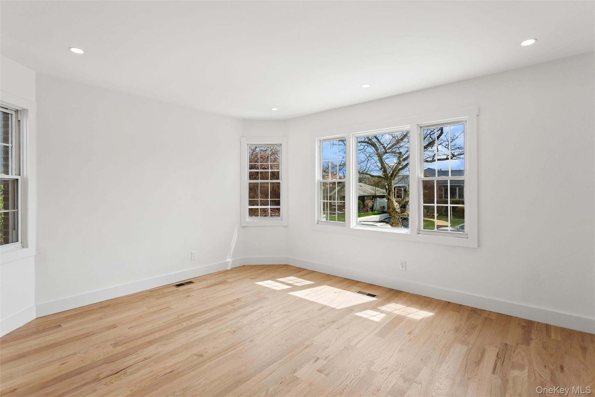 449 W Beech Street Property Photo 16
