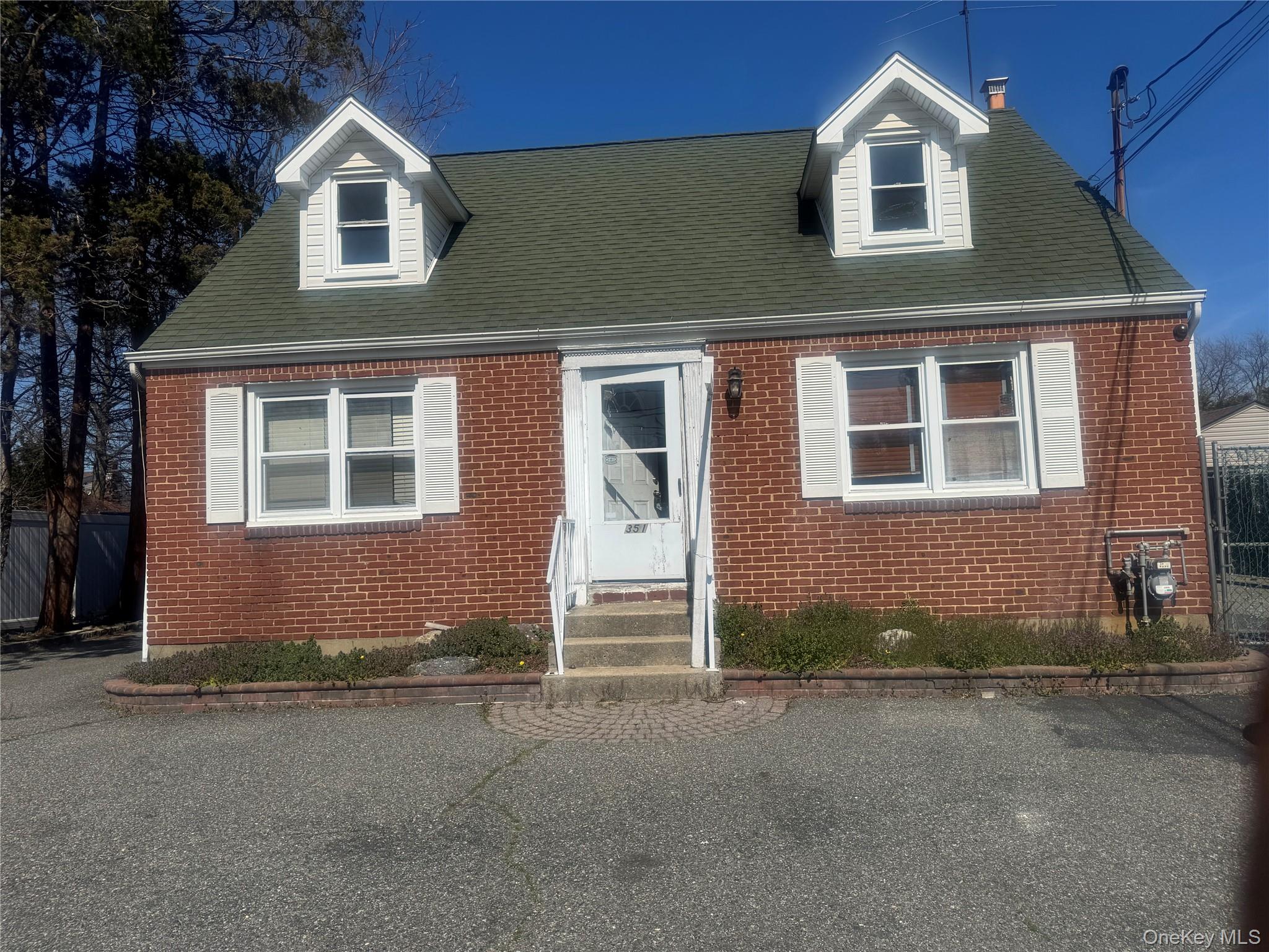 351 E Meadow Avenue Property Photo 1