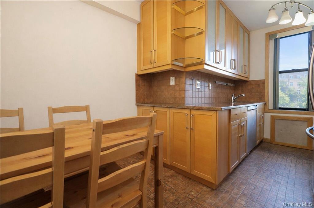 2425 Haring Street 2h Property Photo 4