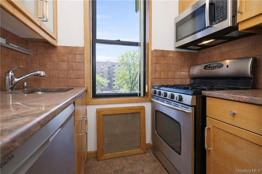 2425 Haring Street 2h Property Photo 6