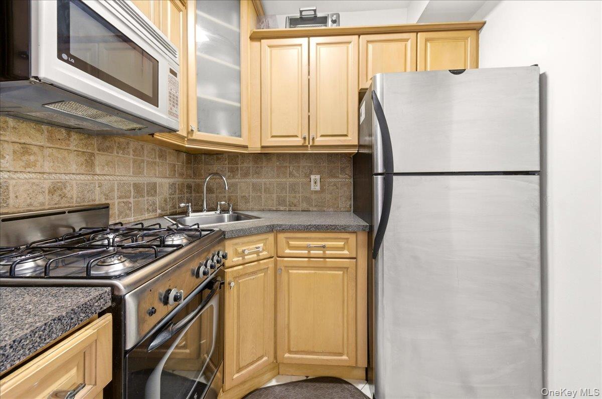 333 Bronx River Road 602 Property Photo 8