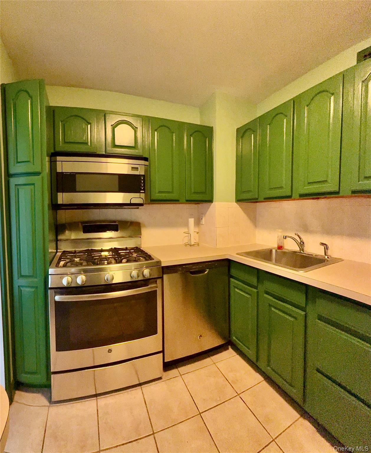 61-20 Grand Central Parkway Property Photo 6