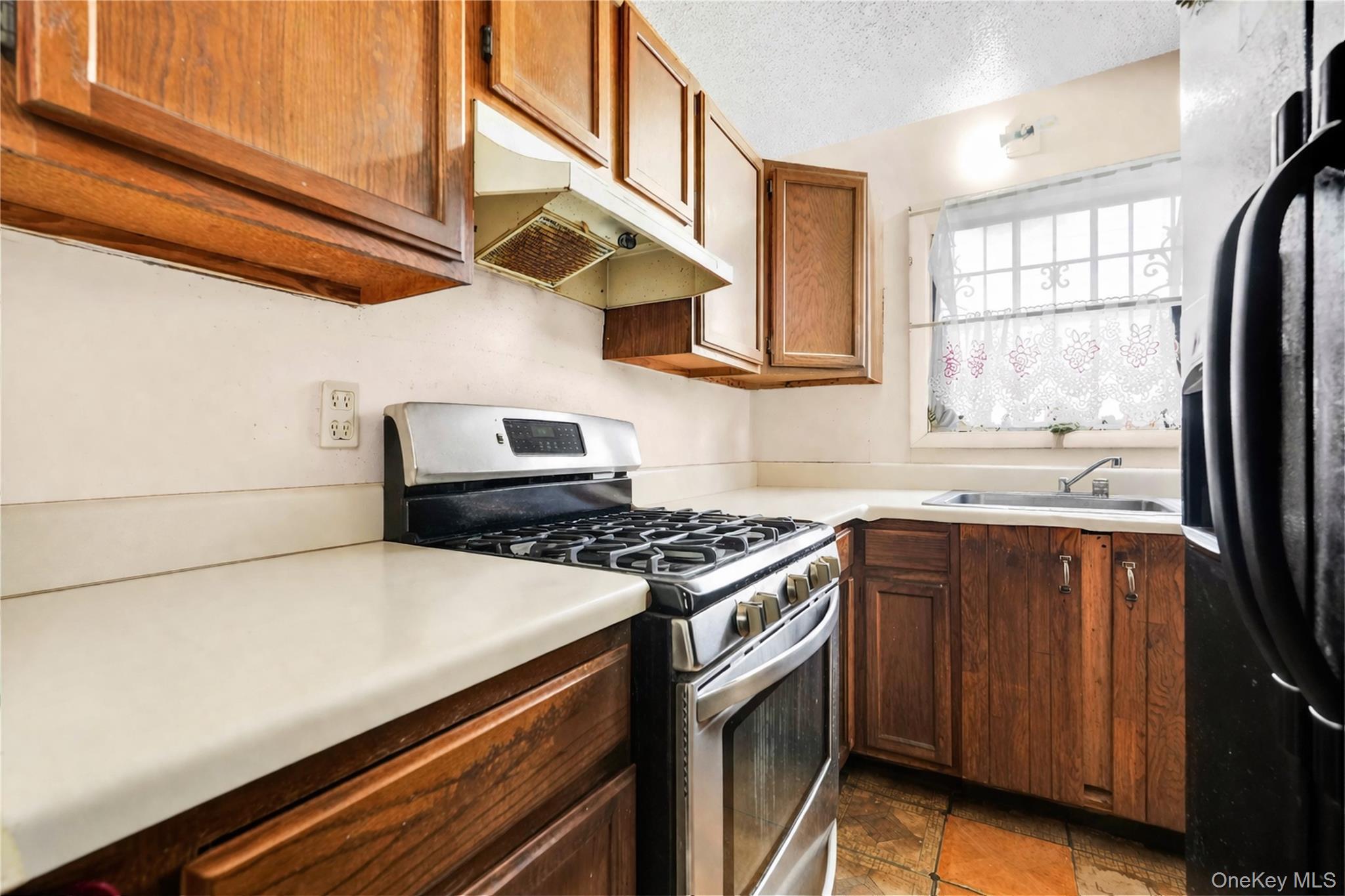 2069 Seward Avenue Property Photo 7
