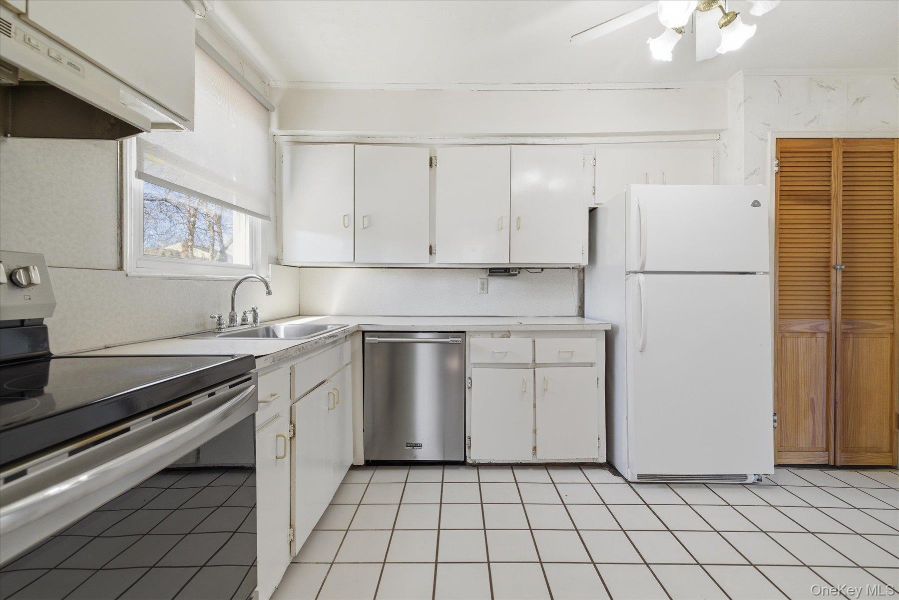 95 Thompson Avenue Property Photo 8