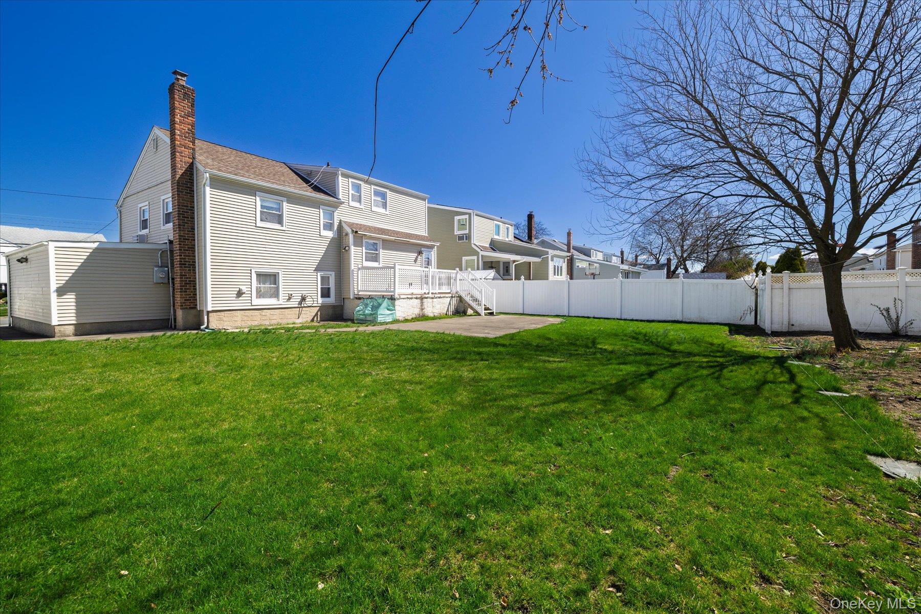 95 Thompson Avenue Property Photo 23