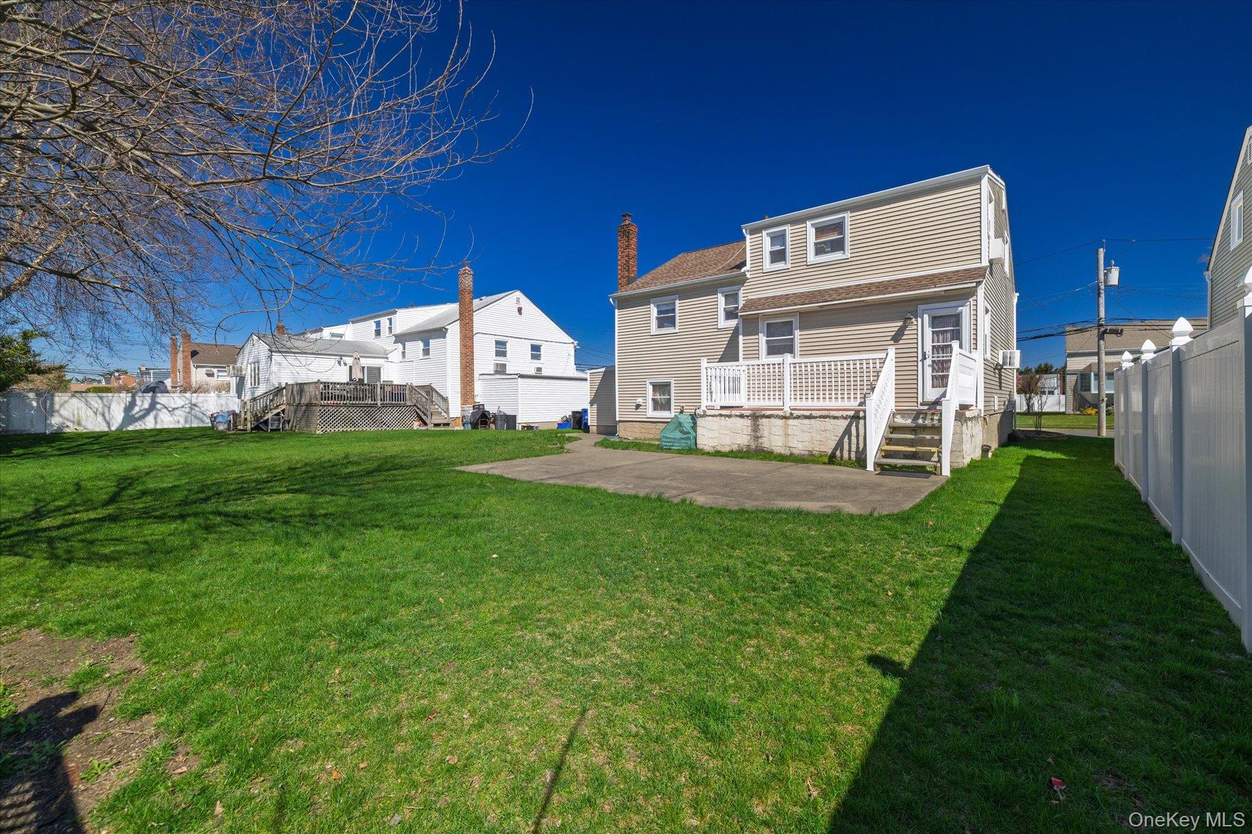 95 Thompson Avenue Property Photo 24