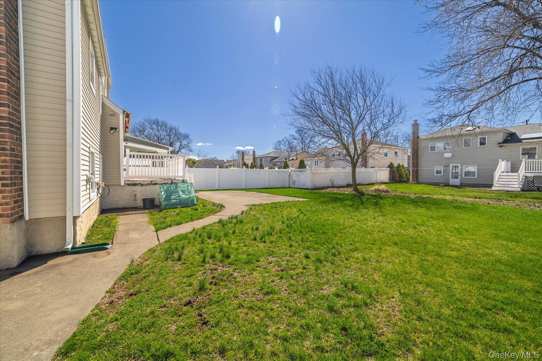 95 Thompson Avenue Property Photo 25