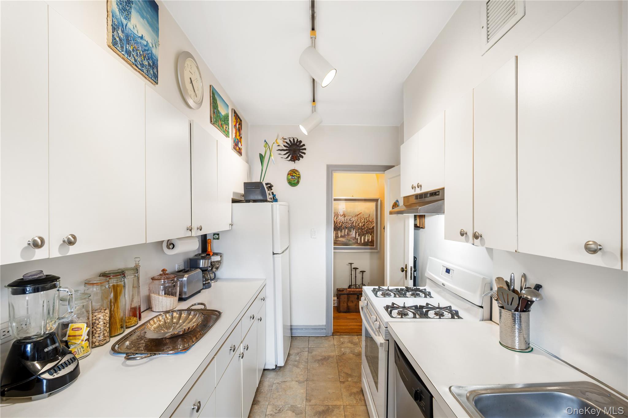34-24 82nd Street 6n Property Photo 4