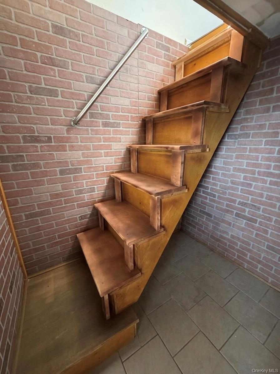 21 Center Street Property Photo 9