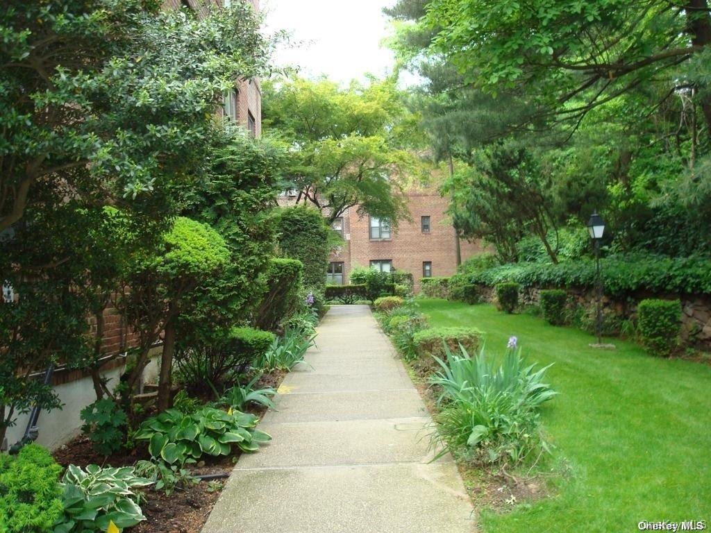 2 Town House Place 1j Property Photo 15