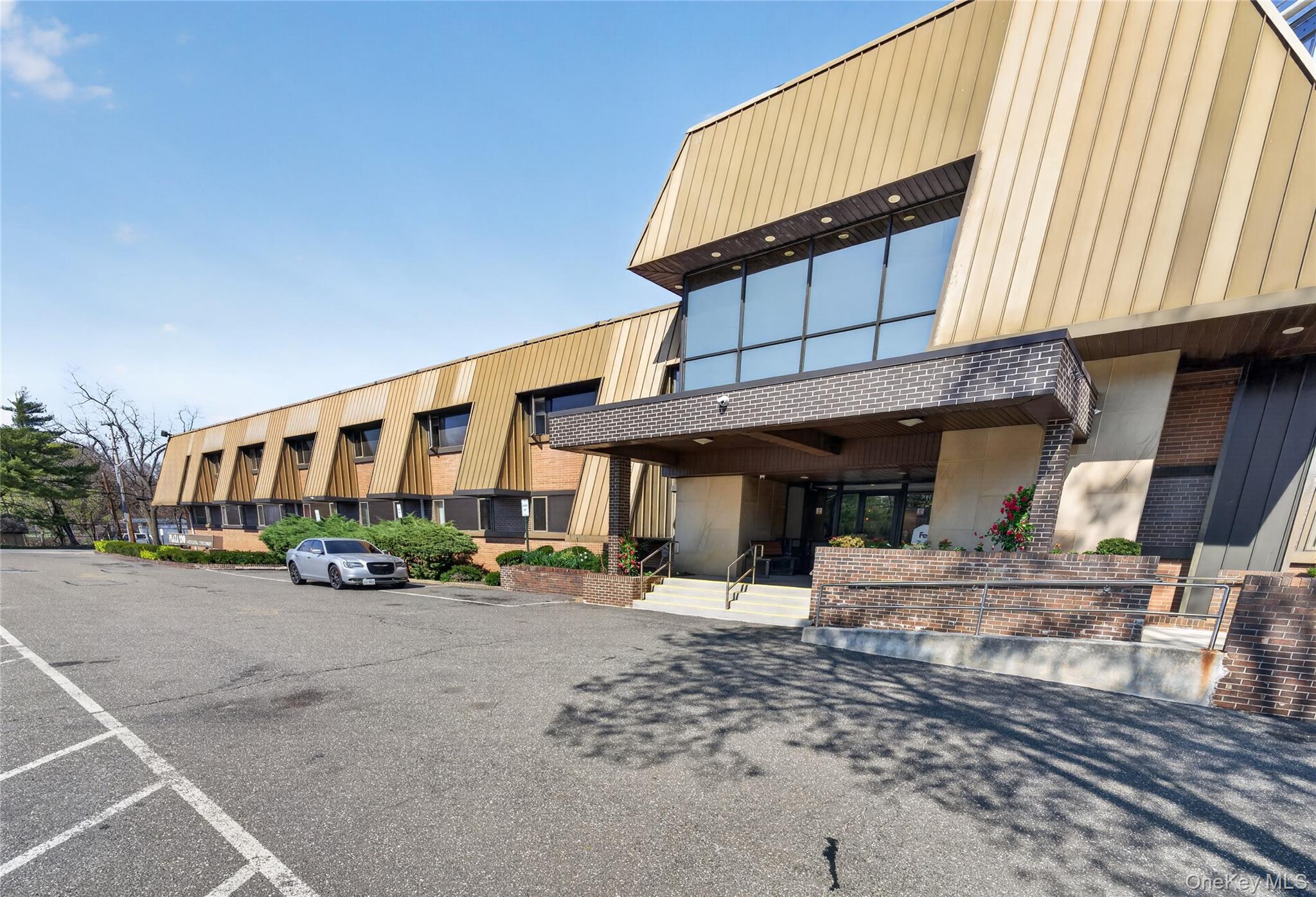 230 Hilton Avenue Ste 105 Property Photo 1