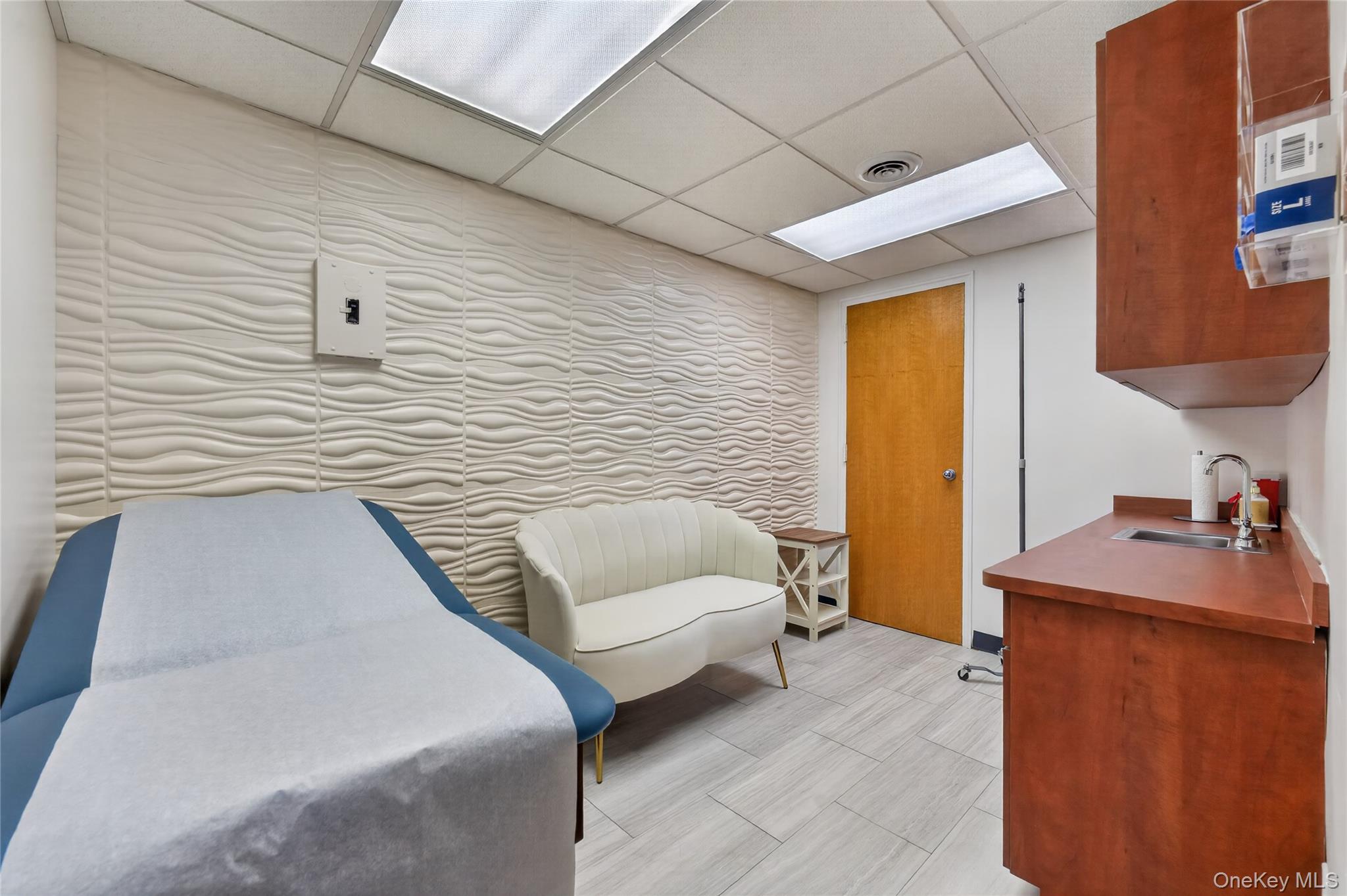 230 Hilton Avenue Ste 105 Property Photo 10